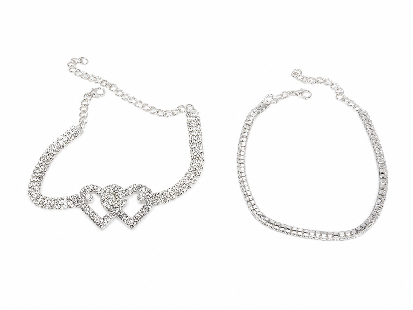 Juego de dos pulseras color plateado con cristales brillantes y diseño elegante de corazones y cadena ajustable.
