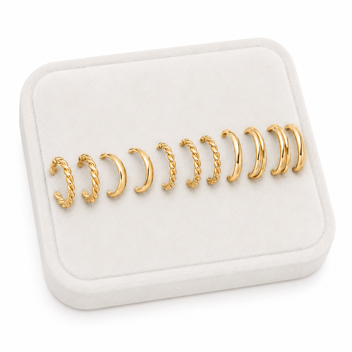 Set de ear cuffs dorados con diseños lisos y trenzados.