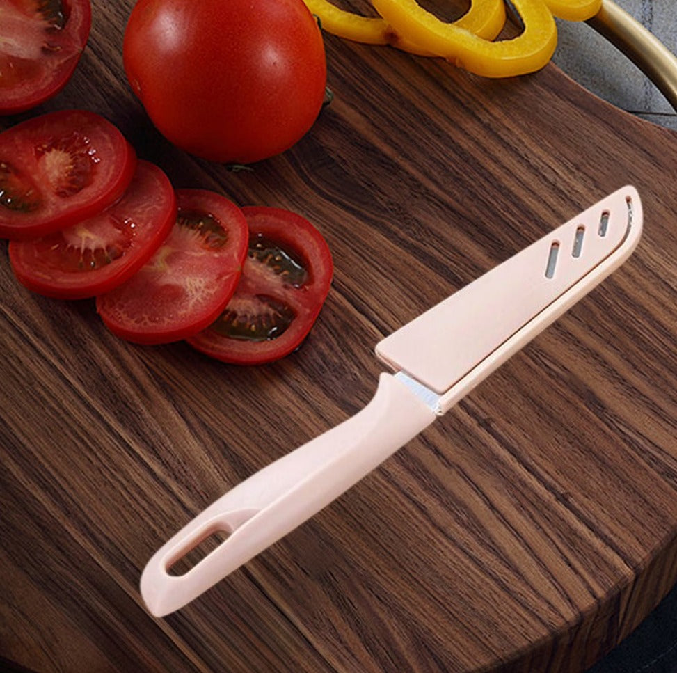Cuchillo de cocina pequeño con mango ergonómico.