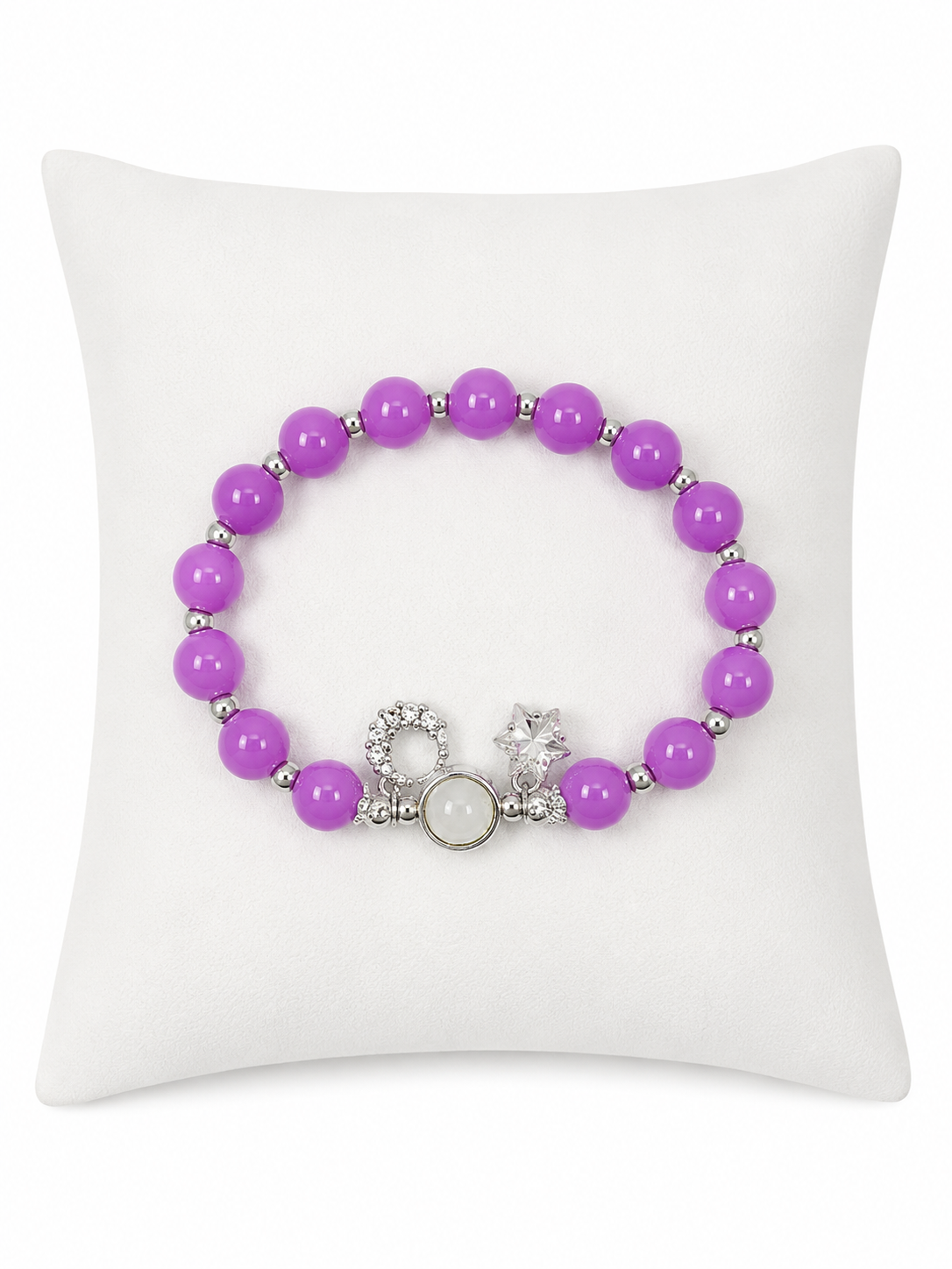 Pulsera elástica de cuentas color lavanda con detalles plateados y dije decorativo.