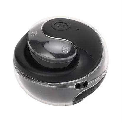 Auriculares traductores de idiomas inalámbricos con un diseño negro y estuche de carga transparente.