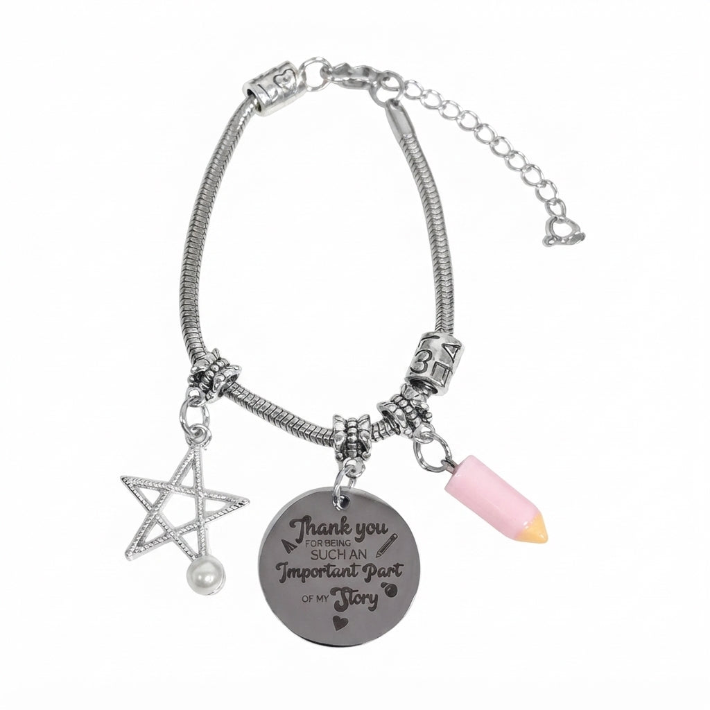 Pulsera con dijes de estrella, disco y detalle rosa en color plateado.