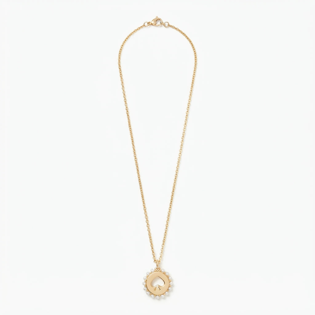 Collar con colgante circular de diseño elegante en color dorado.