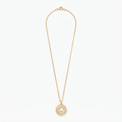Collar con colgante circular de diseño elegante en color dorado.