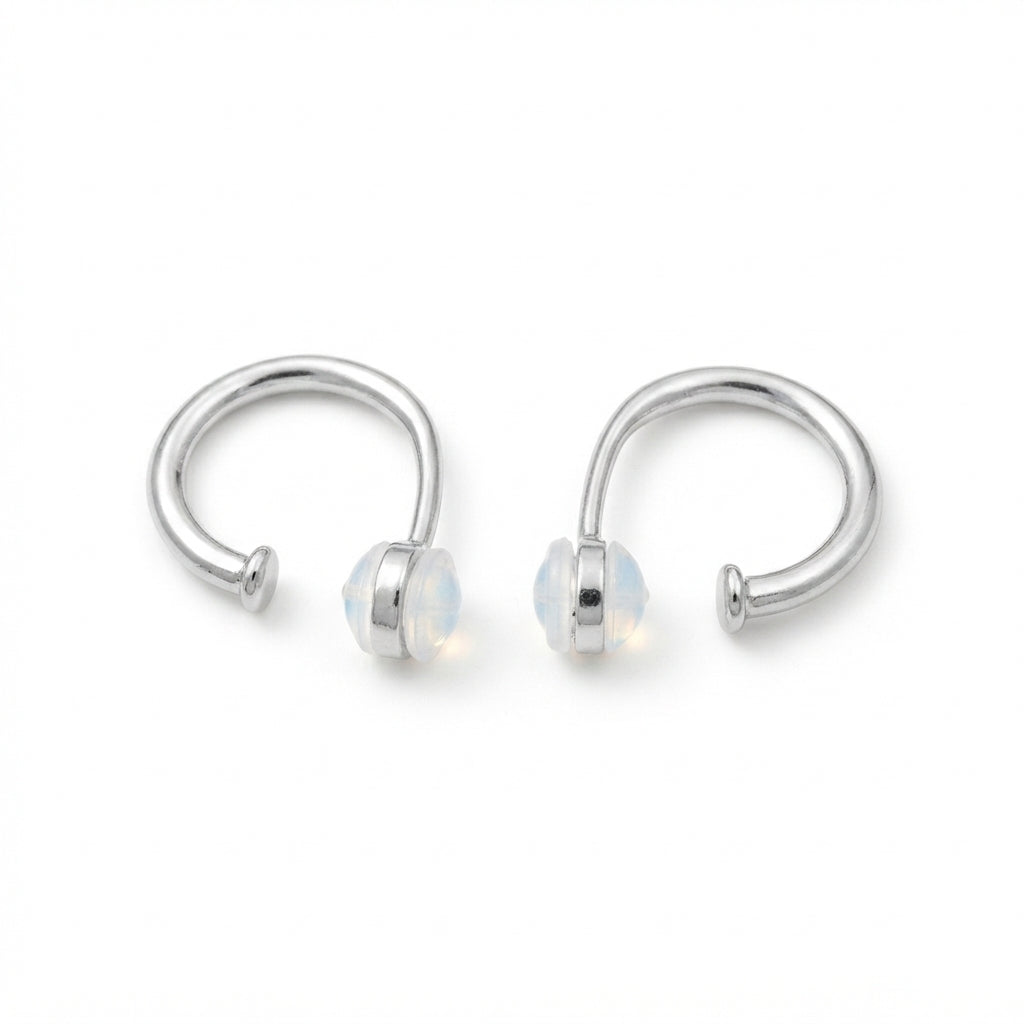 Aretes abiertos de diseño curvo color plateado con extremos redondeados.