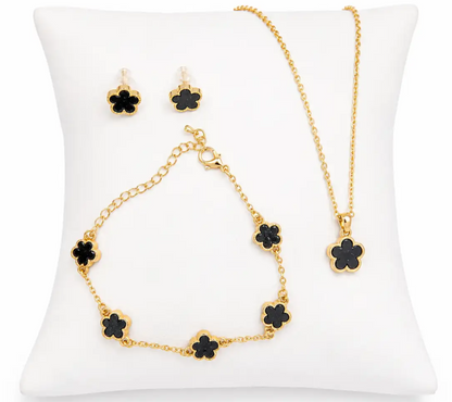 Juego de collar, pulsera y aretes con diseño de trébol color dorado.
