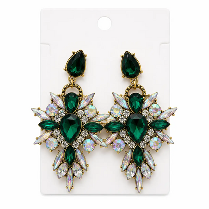 Aretes colgantes con cristales verdes y diseño floral elegante.