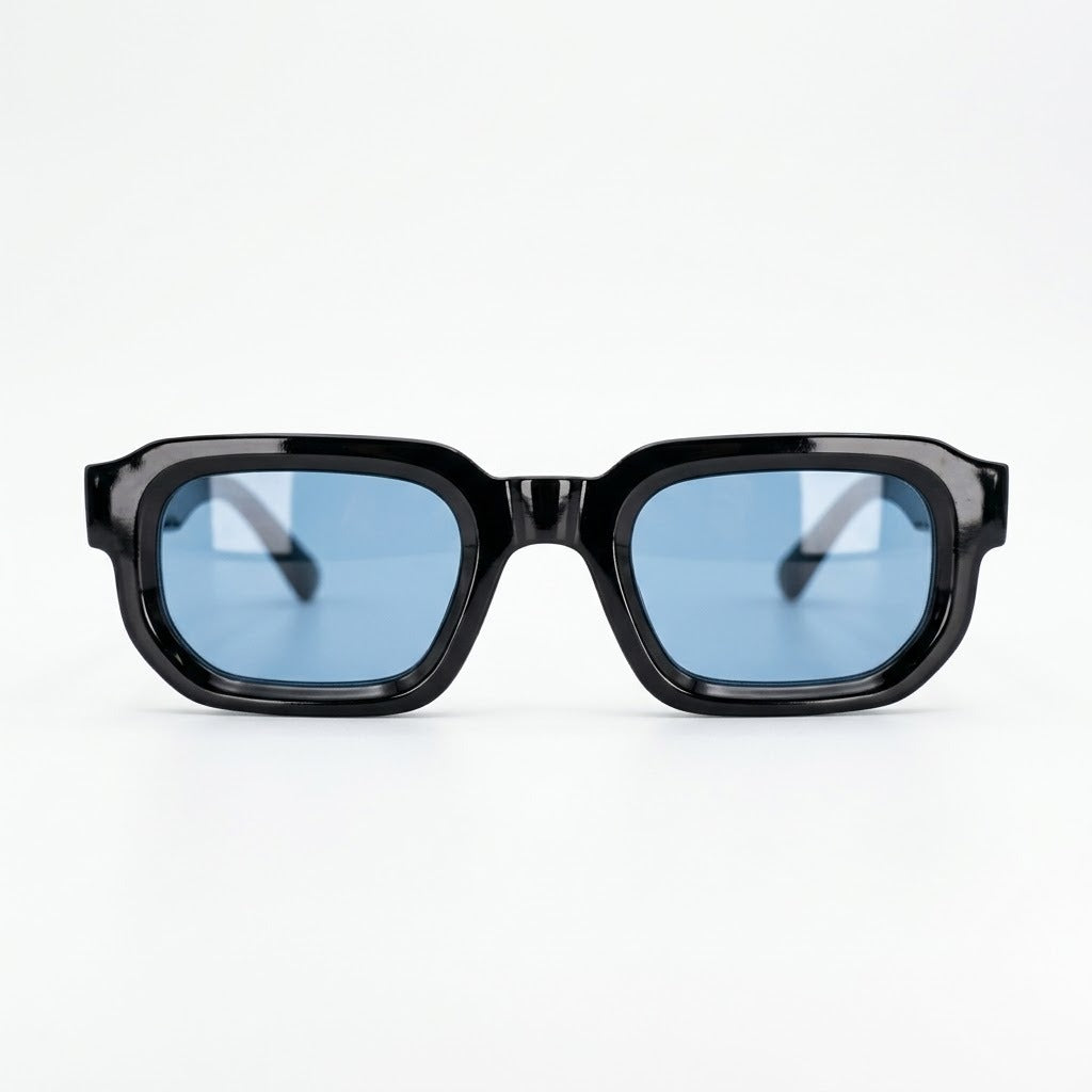 Gafas de sol rectangulares con montura negra.