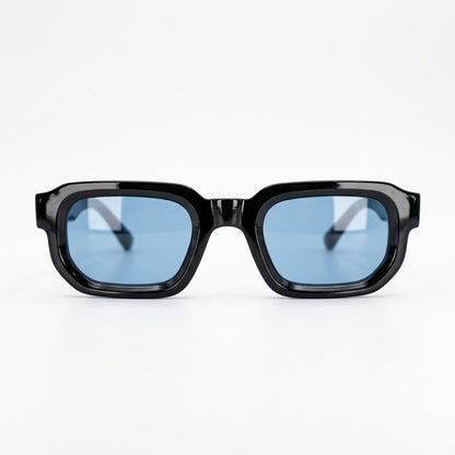 Gafas de sol rectangulares con montura negra.