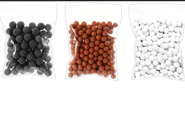 Bolas de cerámica mineral utilizadas como medios de filtración para purificar agua en cabezales de ducha o filtros.