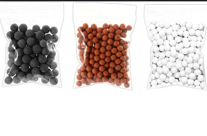 Bolas de cerámica mineral utilizadas como medios de filtración para purificar agua en cabezales de ducha o filtros.
