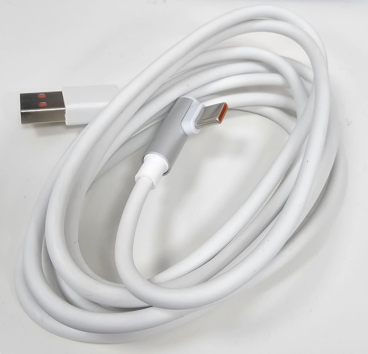 Cable de carga USB-C a USB-A.
