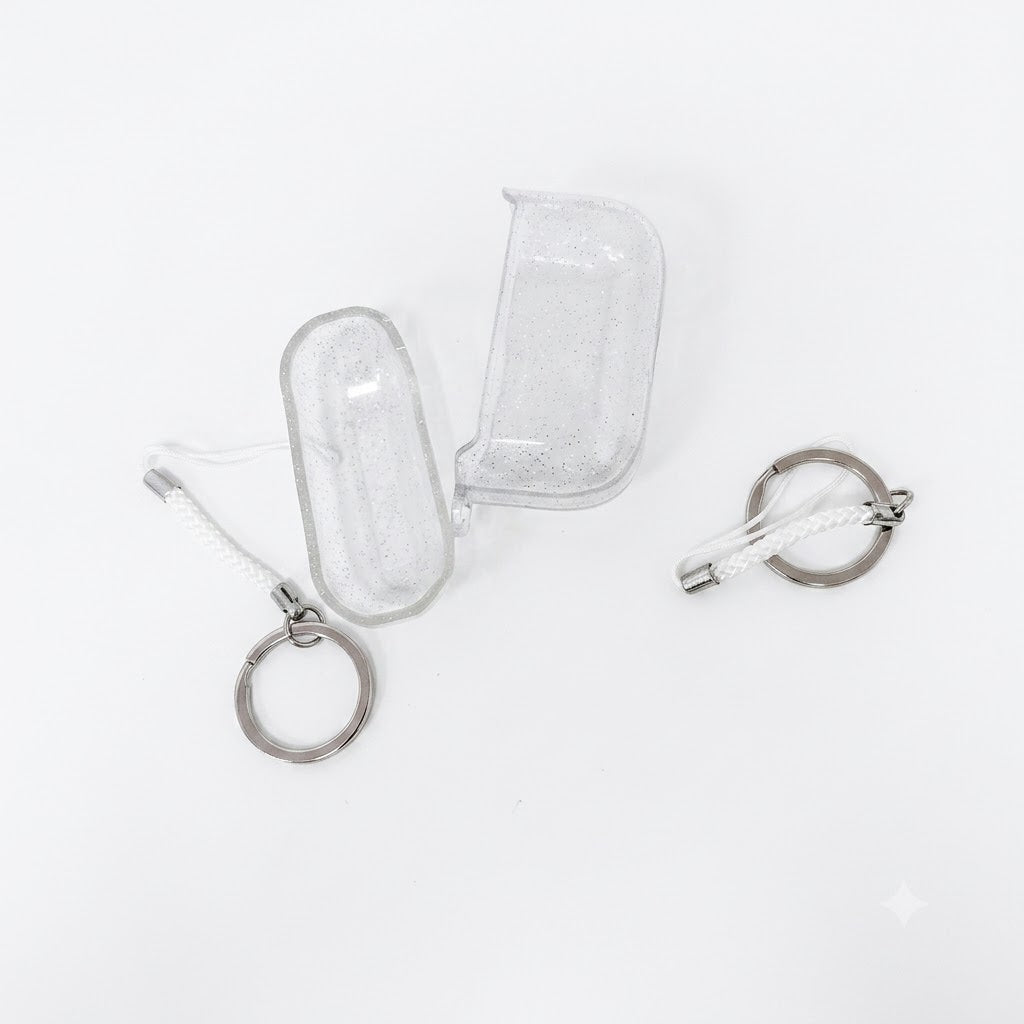 Funda transparente con purpurina para AirPods que incluye un llavero.
