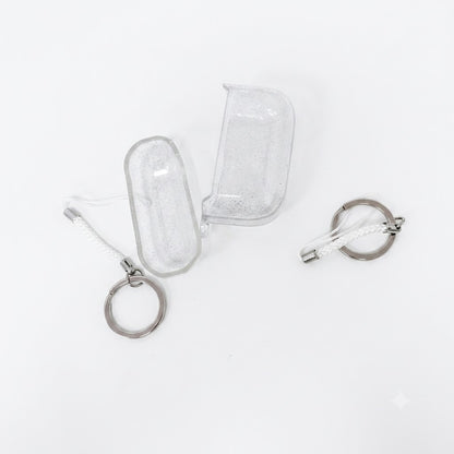 Funda transparente con purpurina para AirPods que incluye un llavero.