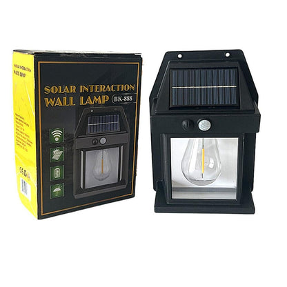 Lámpara tipo farol de pared para exteriores que funciona con energía solar.