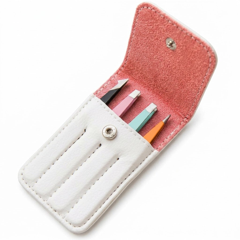 Kit de pinzas de cejas de acero inoxidable en una funda de cuero.