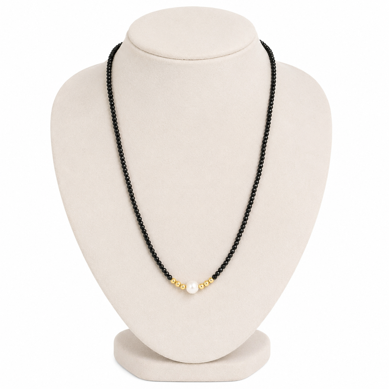 Collar de Cuentas Negras con Perla Central y Detalles Dorados.