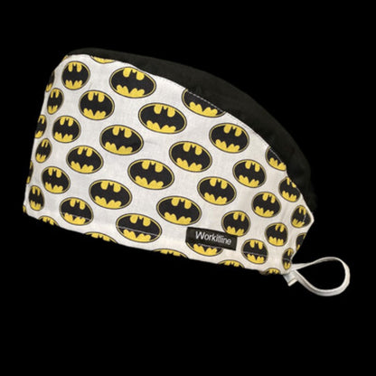 Gorro quirúrgico con estampado de Batman y ajuste elástico.