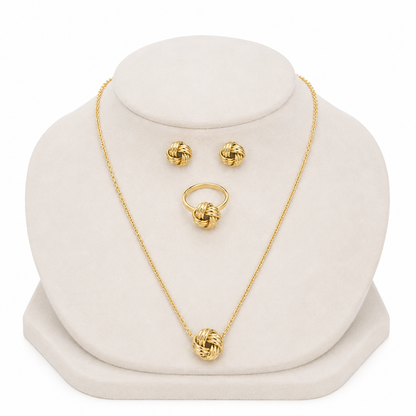 Conjunto de joyería dorada con collar, aretes y anillo de diseño entrelazado.