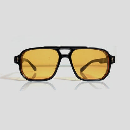 Gafas de sol estilo aviador con montura negra y lentes amarillos.