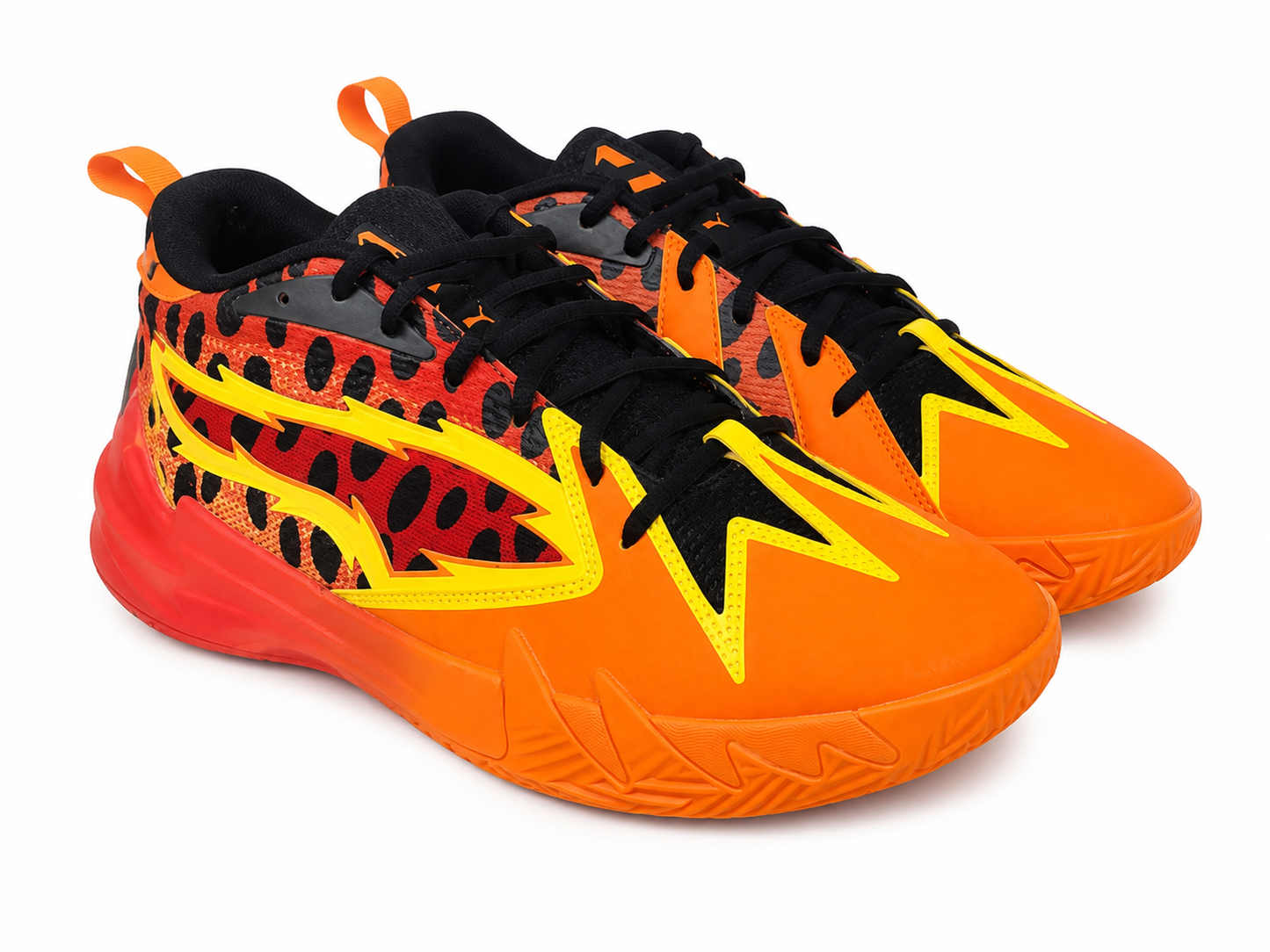 Zapatillas deportivas de baloncesto color naranja con detalles negros y amarillos, talla 10.5.