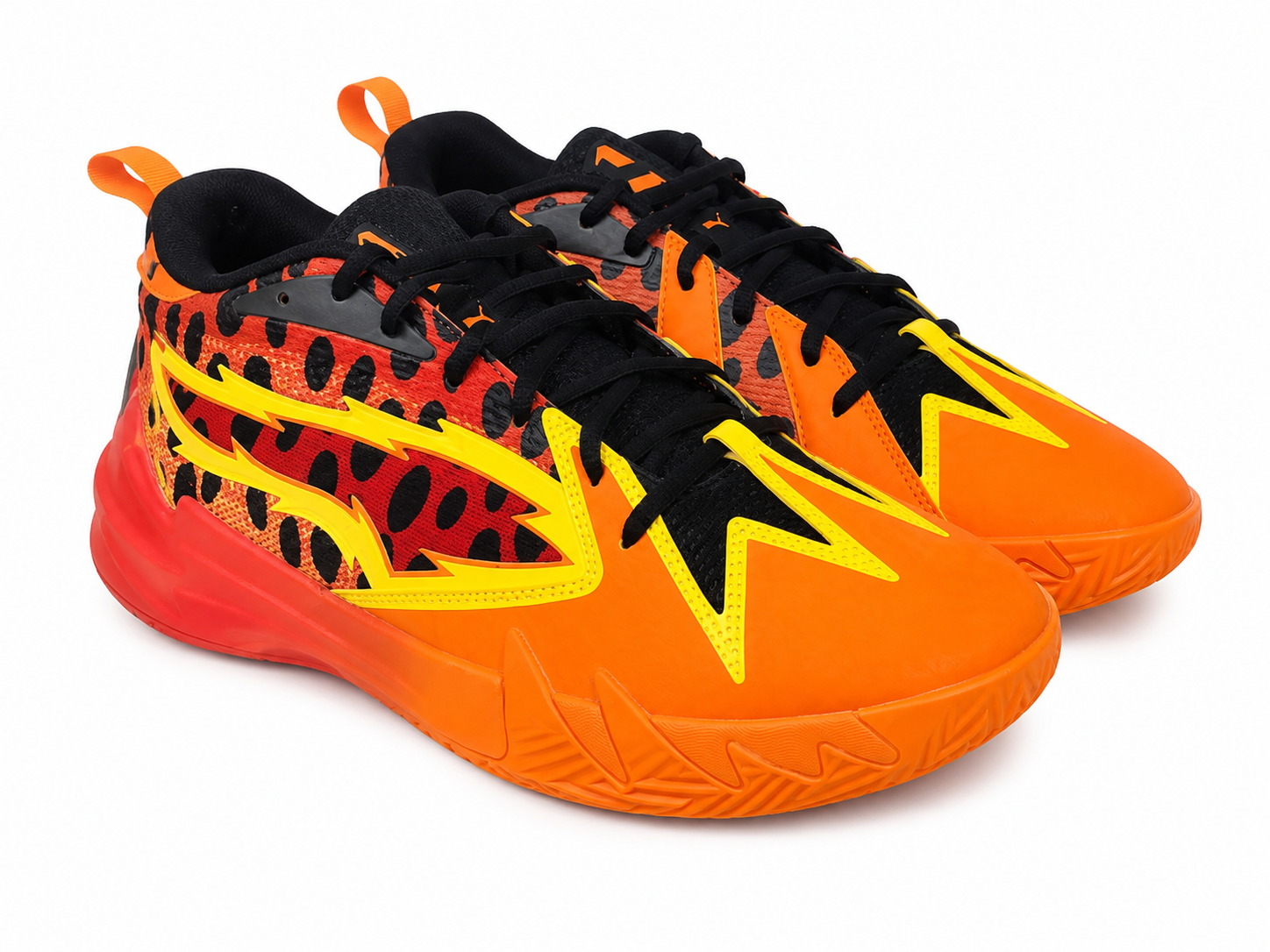 Zapatillas deportivas de baloncesto color naranja con detalles negros y amarillos, talla 10.5.