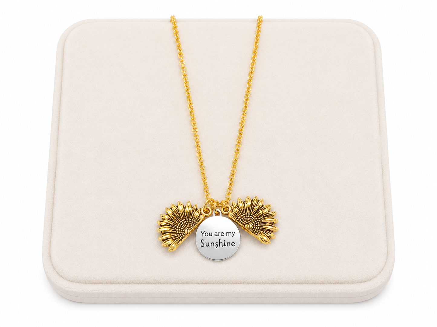 Collar con dije de girasol desplegable color dorado con medallón grabado.