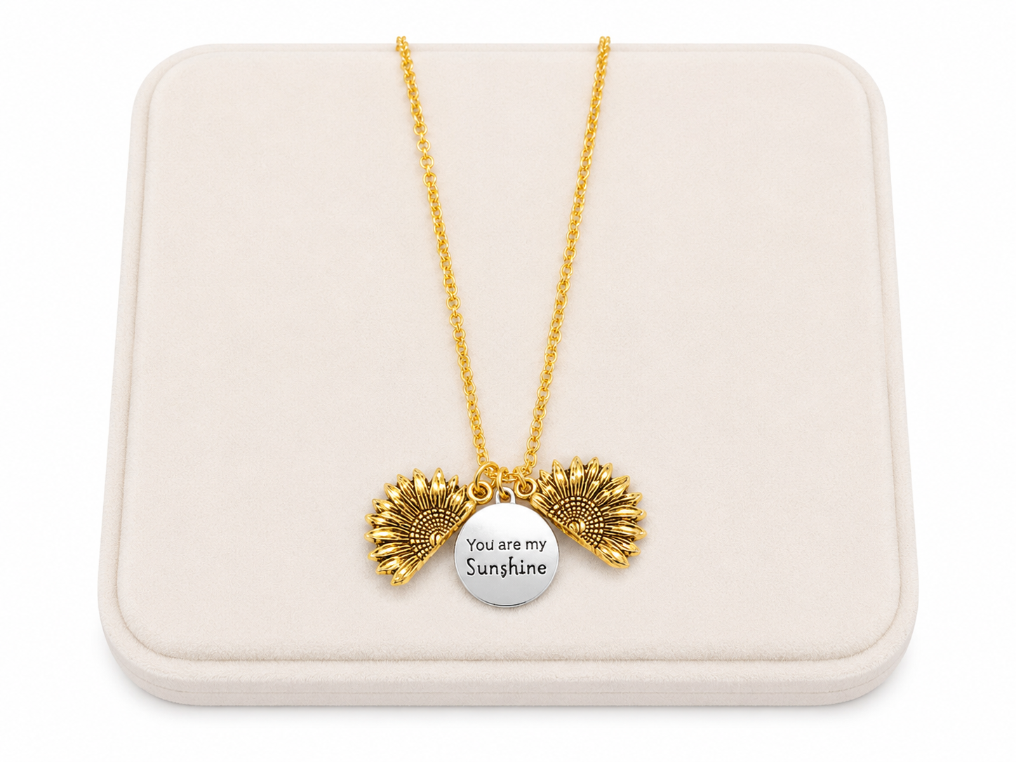 Collar con dije de girasol desplegable color dorado con medallón grabado.