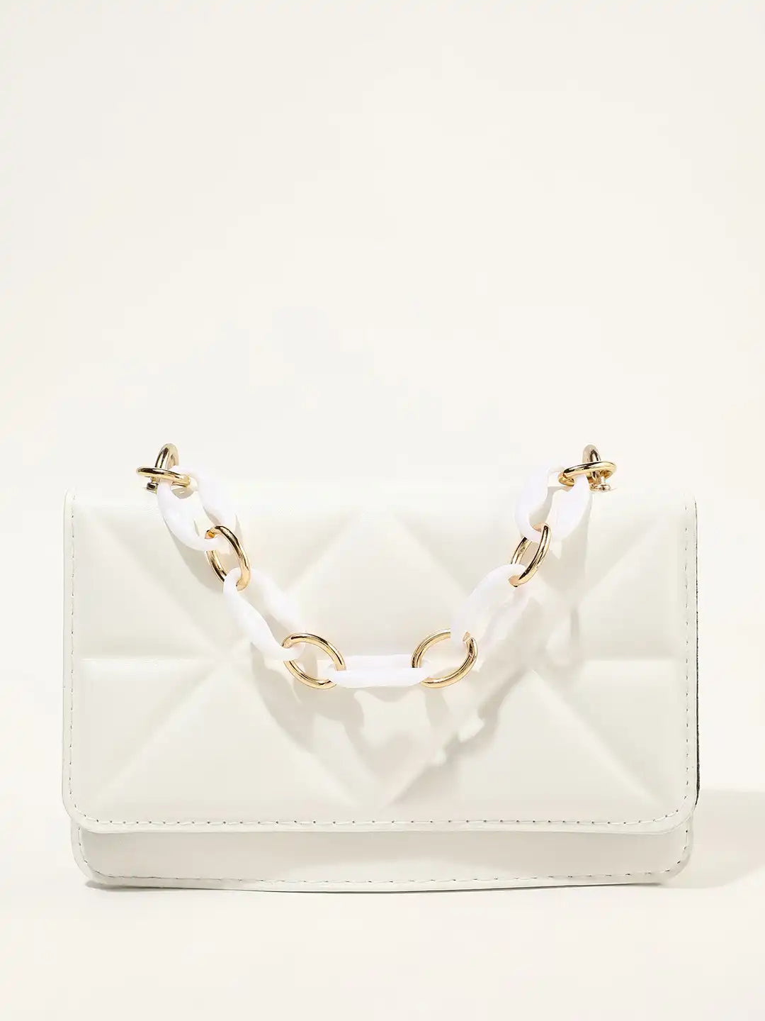 Bolso bandolera de color blanco.