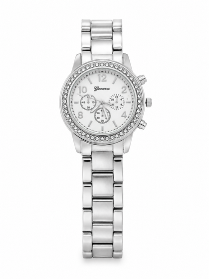 Reloj de Pulsera Analógico Plateado con Brazalete Metálico y Bisel Decorativo.
