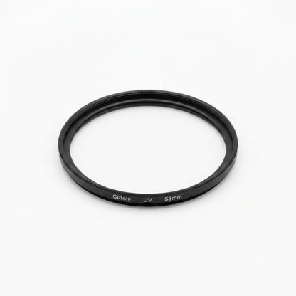 Filtro UV de 58 mm diseñado para proteger lentes de cámara contra el polvo y los arañazos.