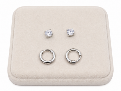 Set de aretes color plateado con argollas lisas y pendientes de piedra brillante.
