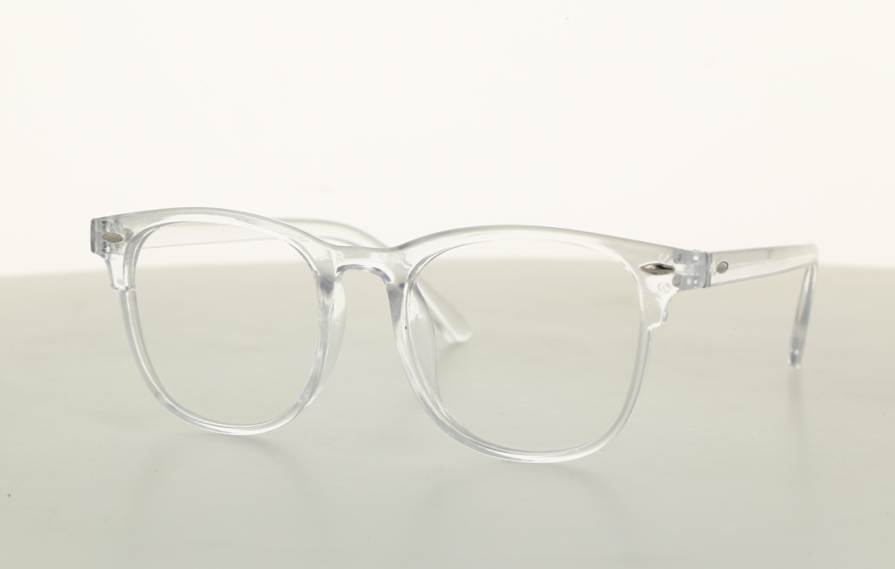 Gafas transparentes con estilo.
