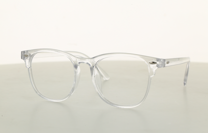 Gafas transparentes con estilo.