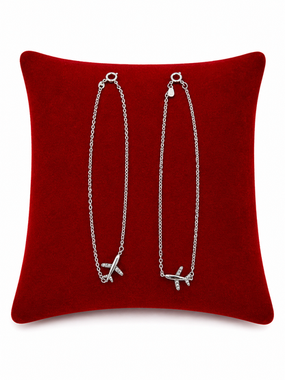 Set de Pulseras con Dije de Avión y Circonitas en Acero Inoxidable Color Plateado, 2 Unidades.