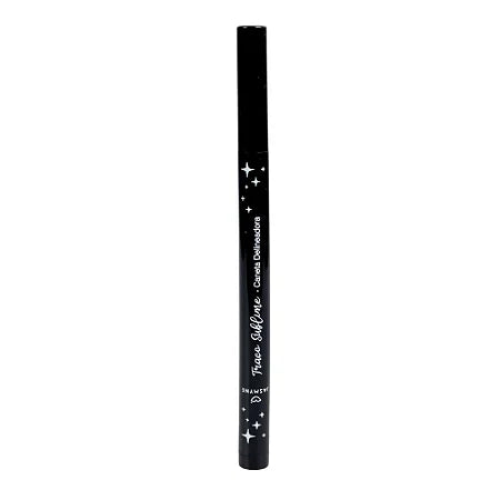 Delineador líquido de ojos, diseñado con una punta ultrafina para mayor precisión y con una fórmula de larga duración.