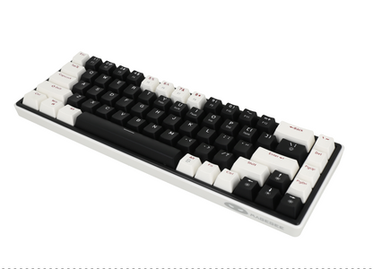 Teclado mecánico para juegos compacto de 61 teclas con un diseño en blanco y negro de alto contraste.