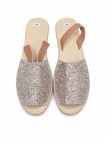 Sandalias Planas con Diseño Brillante Color Champagne Talla 40.