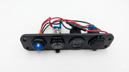 Panel 4 en 1 para vehículos incluye una toma de encendedor de 12V/24V, un voltímetro digital LED, dos puertos USB y un interruptor de encendido/apagado.