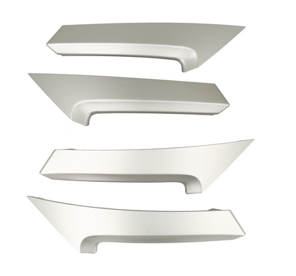 Cubiertas decorativas plateadas para los paneles de las manijas en las puertas, diseñados comúnmente para modelos como el Toyota Camry 2006-2011.