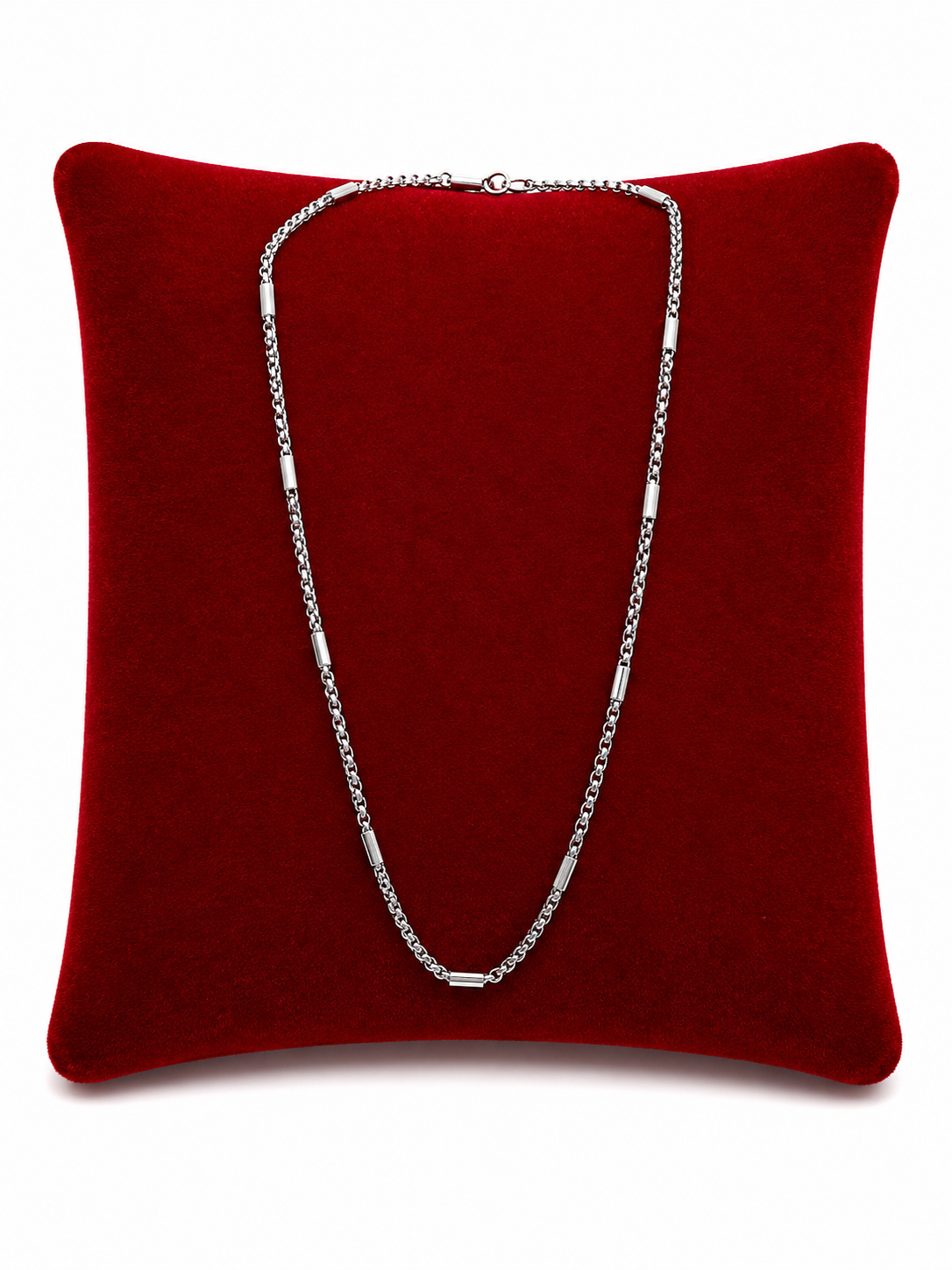 Collar de Cadena Plateada con Eslabones y Detalles Cilíndricos.