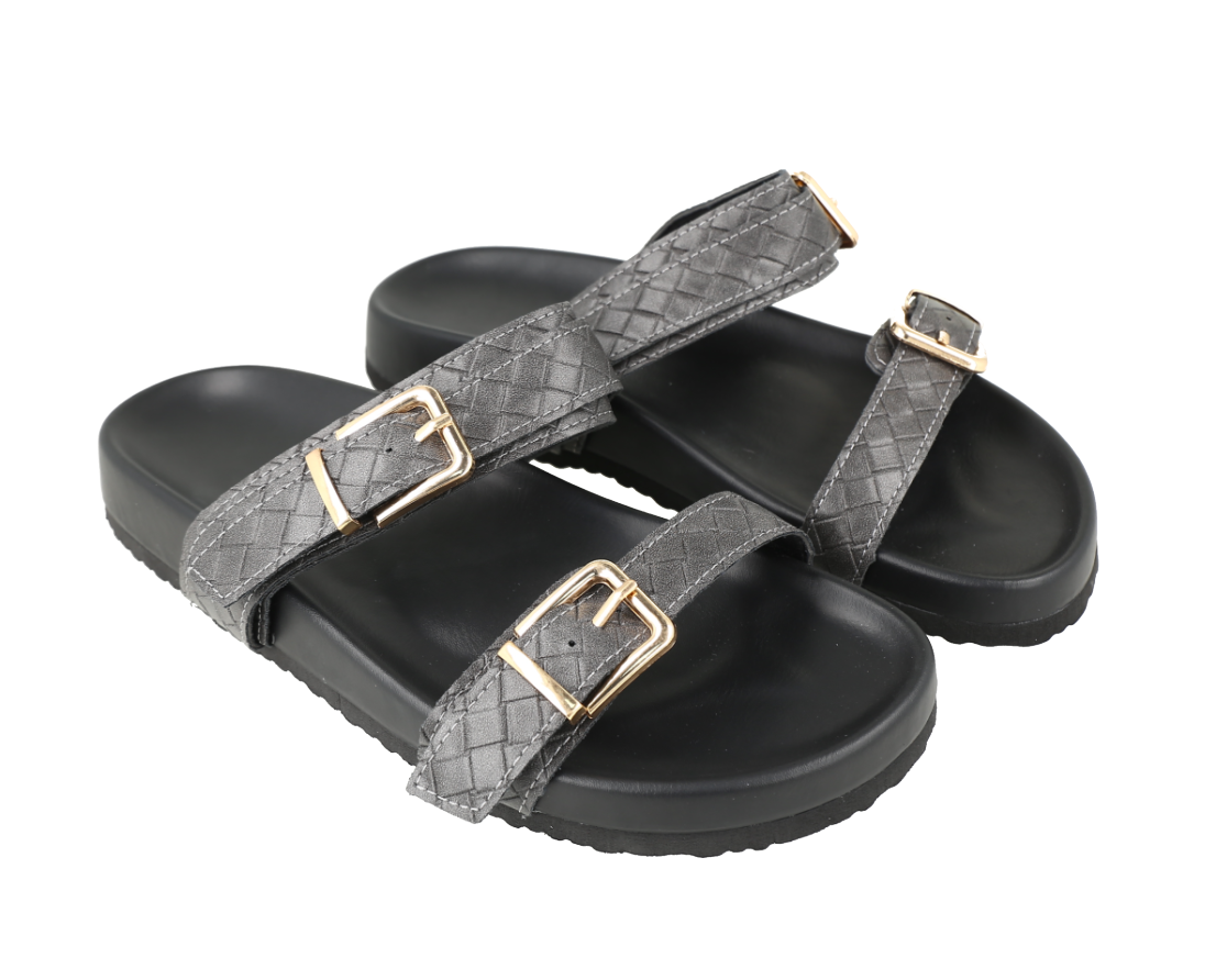 Sandalias planas de color gris con un patrón tejido, size 39.