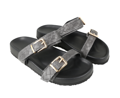 Sandalias planas de color gris con un patrón tejido, size 39.