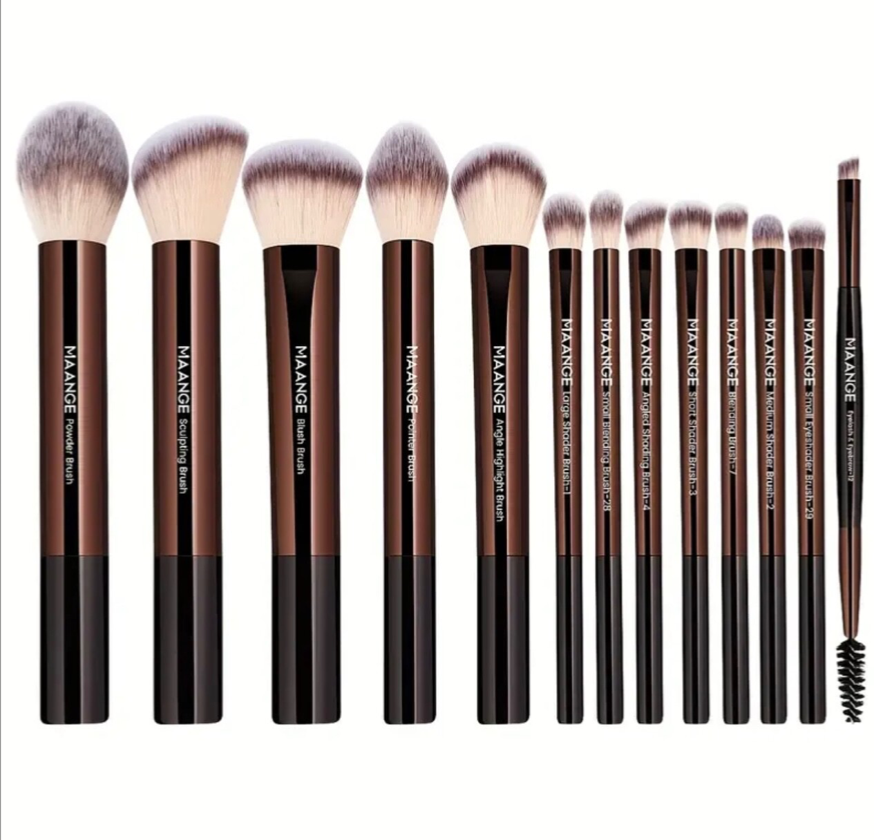 Juego de brochas de maquillaje presenta mangos de color café y cerdas sintéticas suaves.
