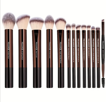 Juego de brochas de maquillaje presenta mangos de color café y cerdas sintéticas suaves.