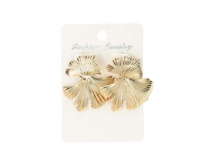 Aretes colgantes con un diseño dorado de hojas de ginkgo.