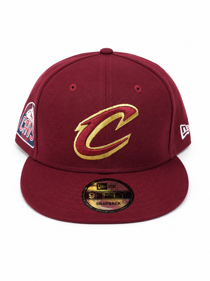 Gorra Snapback de Visera Plana con Bordado Frontal y Ajuste Trasero.