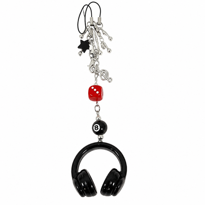 Colgante decorativo para celular y bolso con audífonos negros, bola 8 y dado rojo.