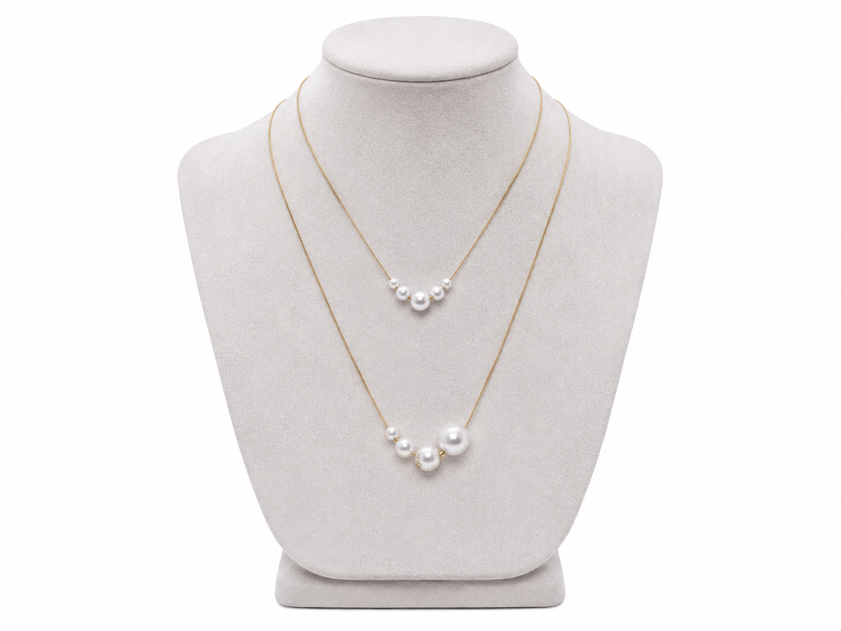 Set de 2 Collares Dorados con Perlas Blancas Decorativas.