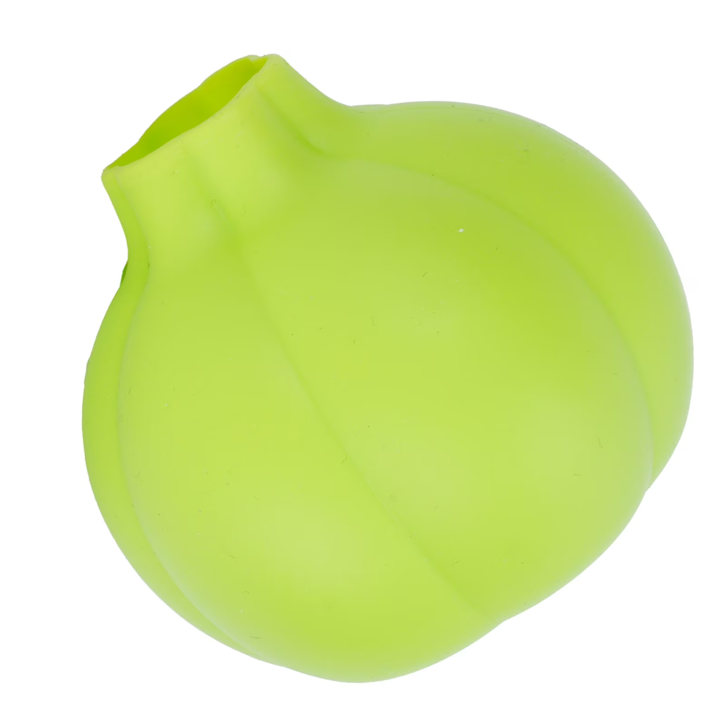 Pelador de ajos de silicona de color verde.